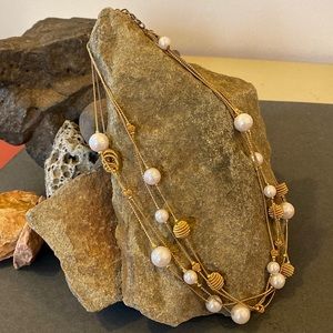 Adjustable pearl and gold style necklace